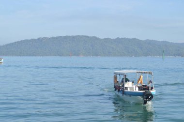Mamutik Adası 'ndaki turist teknesi, Kota Kinabalu, Sabah, Malezya