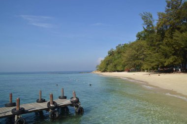 Sabah, Malezya 'daki Mamutik Adası' nda küçük bir iskele.