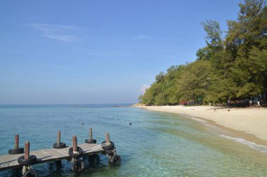 Sabah, Malezya 'daki Mamutik Adası' nda küçük bir iskele.