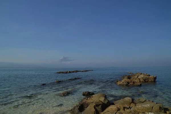 马来西亚沙巴Mamutik岛石滩 — 图库照片