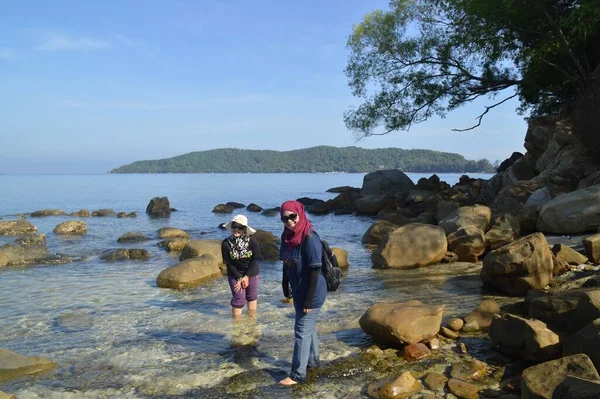 Chicas Disfrutaron Playa Mamutik Ubicada Sabah Malasia —  Fotos de Stock