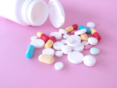 Pembe arka planda şişesi olan haplar