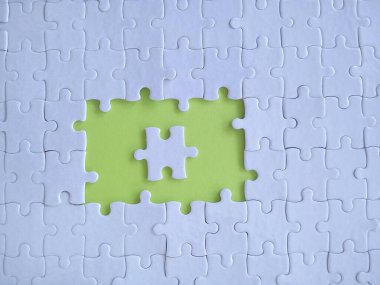 beyaz yapboz kağıdı yeşil arkaplan