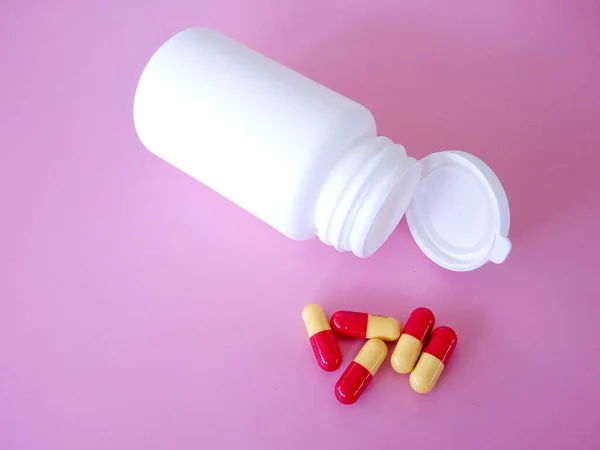 Pillole Con Bottiglia Sfondo Rosa — Foto Stock