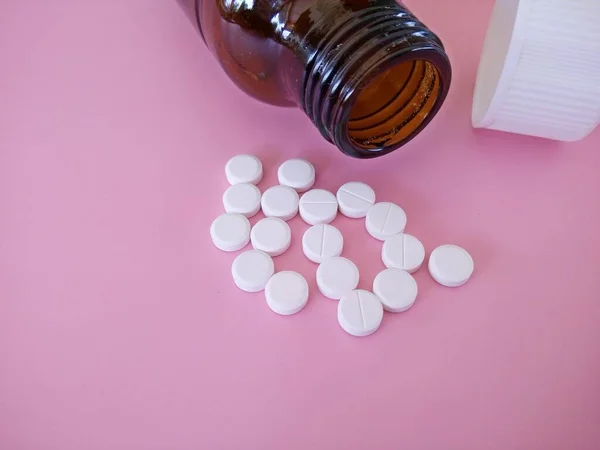 Pillen Mit Flasche Auf Rosa Hintergrund — Stockfoto