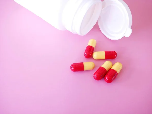 Pillole Con Bottiglia Sfondo Rosa — Foto Stock