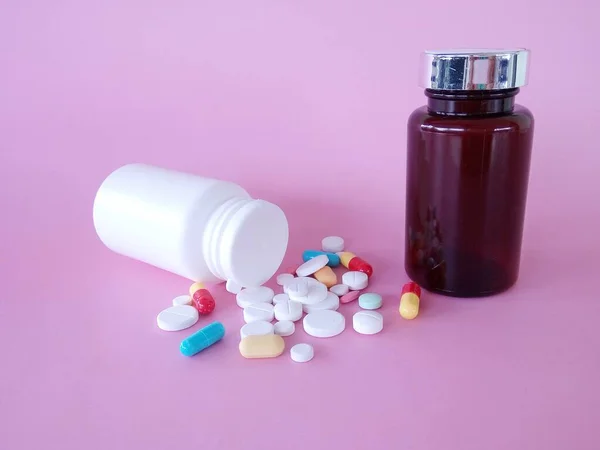 Tabletki Butelką Różowym Tle — Zdjęcie stockowe