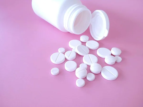 Pilulky Lahví Růžovém Pozadí — Stock fotografie