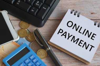 Hesap makinesi, para birimi ve bilgisayar klavyesi masada. Çevrimiçi ödeme kavramı.