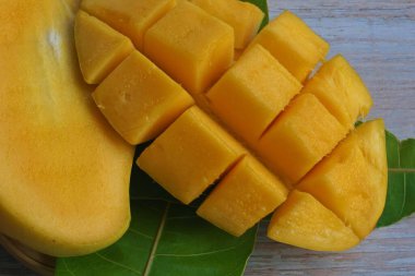 Doğranmış mangoya yaklaş.