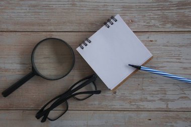 Not defteri ve renkli kalem masaya. Eğitim kavramı.