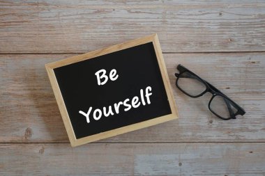 Masada karatahta ve gözlük var. Psikolojik ve kendin ol.