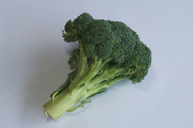 Beyaz arkaplanda taze brokoli