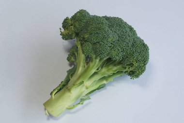 beyaz arkaplanda yeşil elma