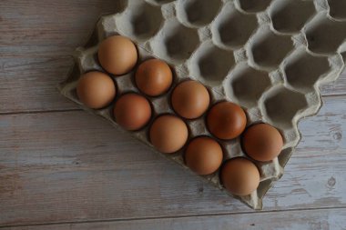 Tepside yumurtaları kapat.