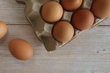 Tepside yumurtaları kapat.