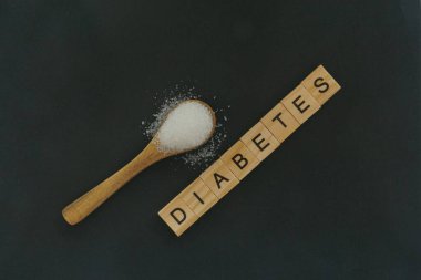 Siyah arka planda beyaz şeker. Diyabet kavramı.