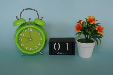 yeşil alarm saati ve küp takvim tarihi 1 Ağustos 'ta masada