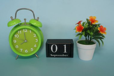 yeşil alarm saati ve küp takvim tarihi 1 Eylül 'de masada