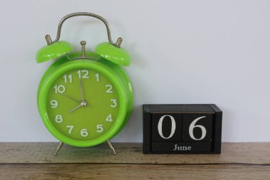 yeşil alarm saati ve küp takvim tarihi. Haziran ayı konsepti.