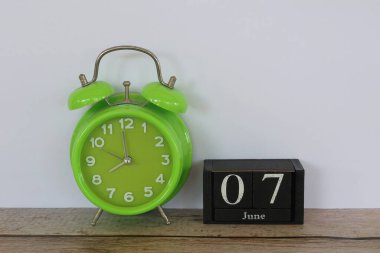 yeşil alarm saati ve küp takvim tarihi. Haziran ayı konsepti.