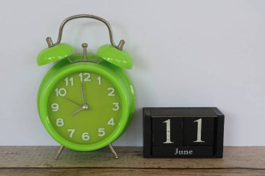 yeşil alarm saati ve küp takvim tarihi. Haziran ayı konsepti.