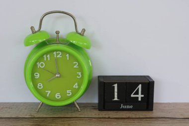 yeşil alarm saati ve küp takvim tarihi. Haziran ayı konsepti.