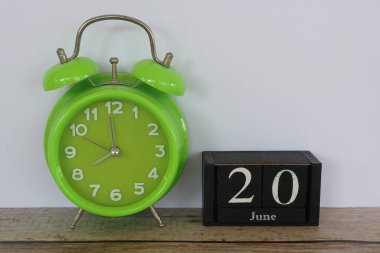 yeşil alarm saati ve küp takvim tarihi. Haziran ayı konsepti.