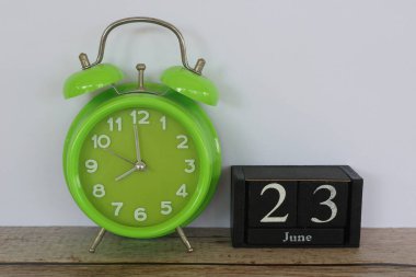 yeşil alarm saati ve küp takvim tarihi. Haziran ayı konsepti.