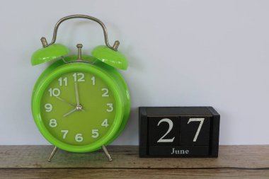 yeşil alarm saati ve küp takvim tarihi. Haziran ayı konsepti.