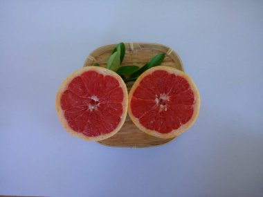 Masada bir dilim greyfurt var.