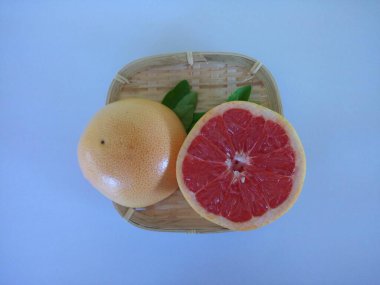 Masada bir dilim greyfurt var.