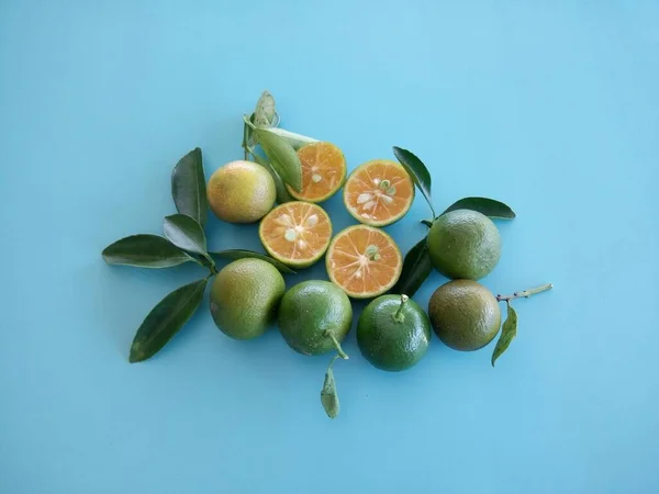 kalamansi limonları mavi arkaplanda izole edildi 