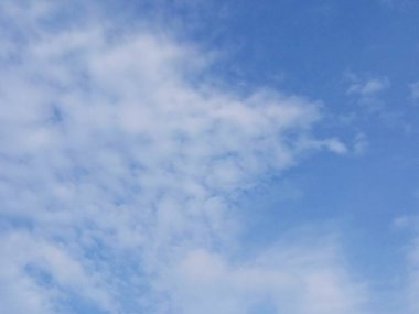 Bulutlu mavi gökyüzüne yakın