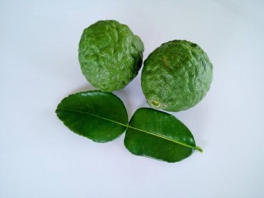 Beyaz arka planda kaffir limonu veya bergamot meyvesi