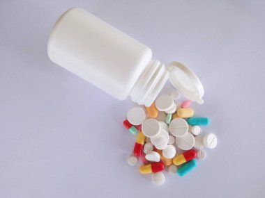 Beyaz arkaplandaki hapları kapat 