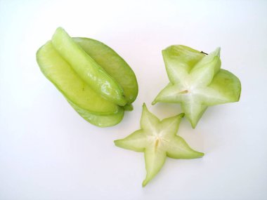 Beyaz arkaplanda yıldız meyveleri