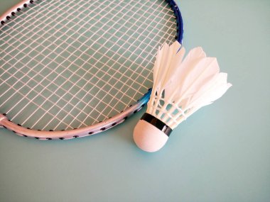 Mekik siki ve badminton raketini kapatın.