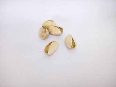 Fıstıklar beyaz arkaplanda izole edilmiş