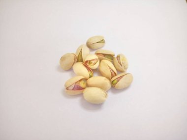 Fıstıklar beyaz arkaplanda izole edilmiş