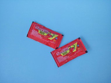 Mavi arkaplanda kırmızı biber sosu