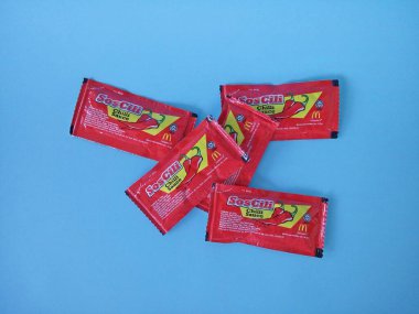 Mavi arkaplanda kırmızı biber sosu