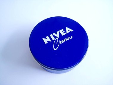 NIVEA krem el ve gövdesi beyaz arkaplanda izole edildi