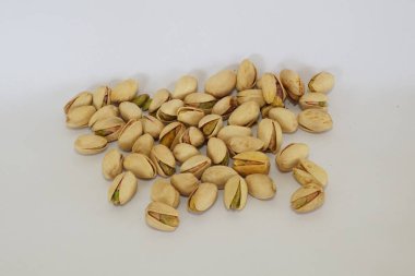 Fıstıklar beyaz arkaplanda izole edilmiş