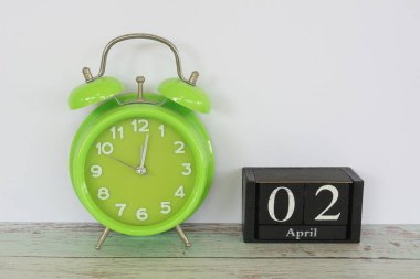 yeşil alarm saati ve takvim takvimi Nisan ayı konseptiyle