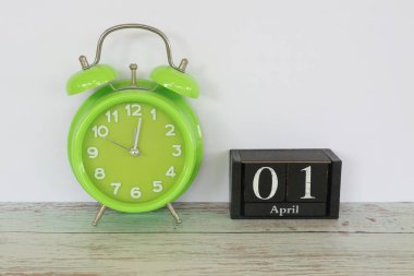 yeşil alarm saati ve takvim takvimi Nisan ayı konseptiyle