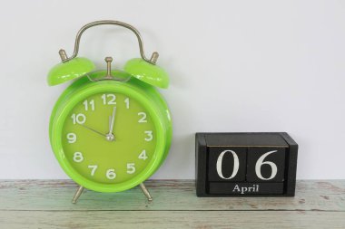 yeşil alarm saati ve takvim takvimi Nisan ayı konseptiyle