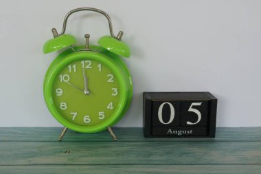 yeşil alarmlı saat ve küp takvim tarihi Ağustos ayı konsepti