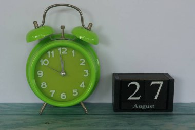 yeşil alarmlı saat ve küp takvim tarihi Ağustos ayı konsepti
