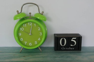 yeşil alarm saati ve takvim tarihi Ekim ayı konseptiyle